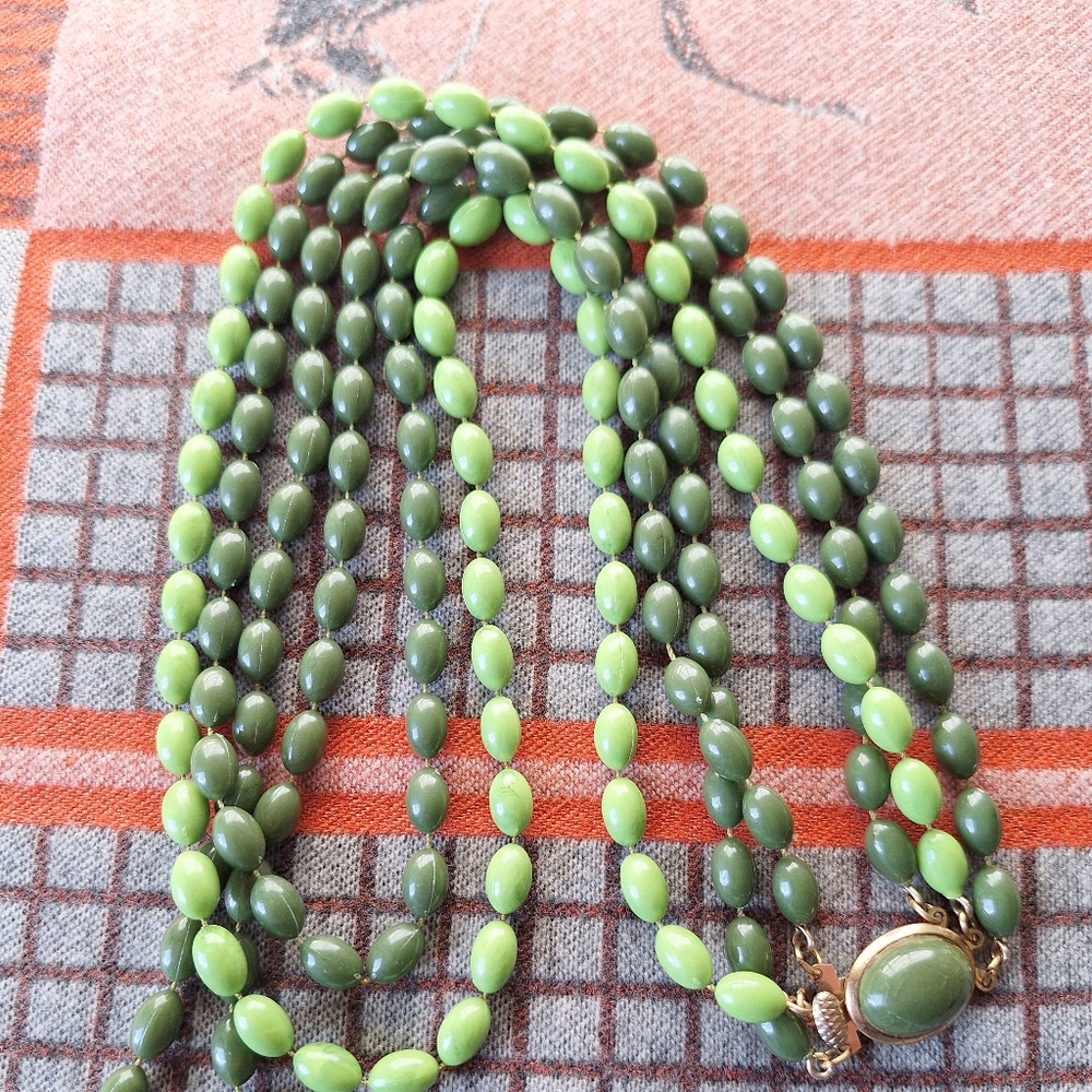 Vintage Preloved 1960s Green Beaded Necklace (Plastic)